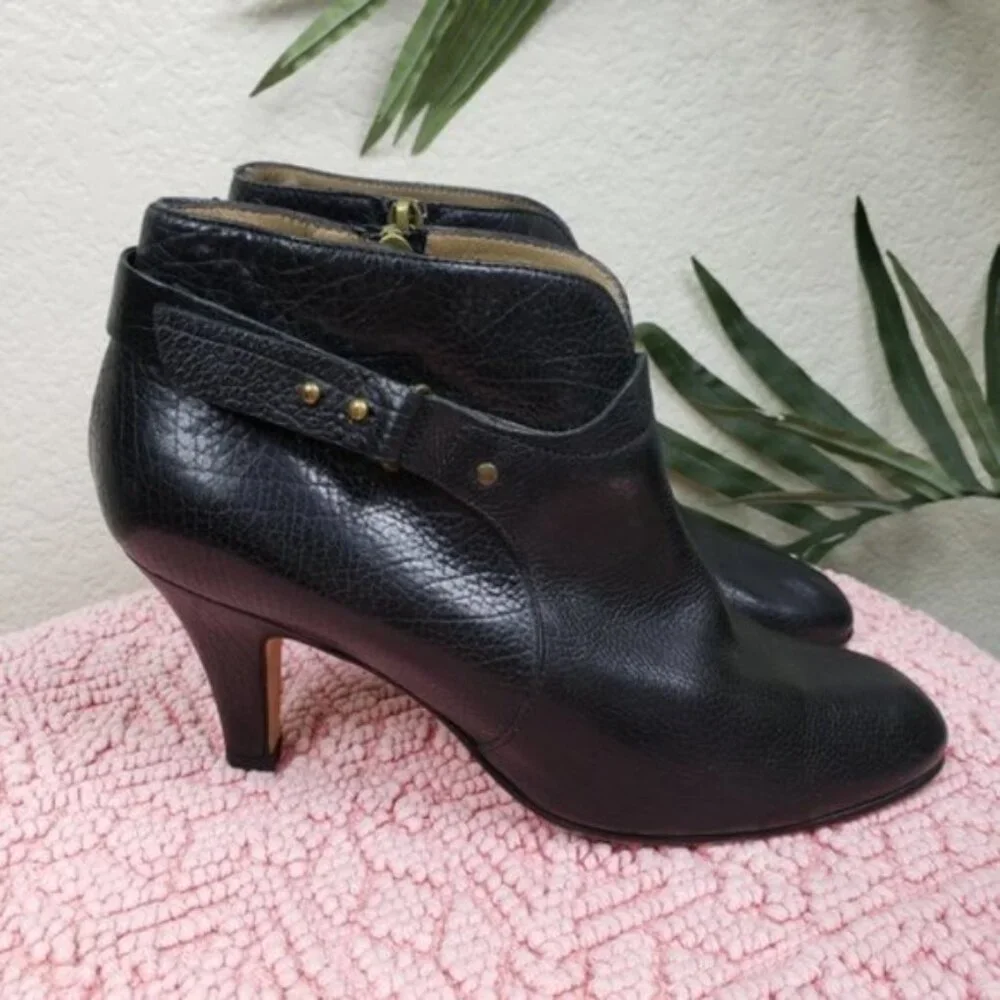 Anyi Lu Italy Pebbled Leather Ankle Booties Black Heels size 38/ US 8 Harness